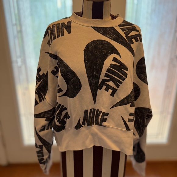 Nike Crop Top Sweatshirt Large White Black Oversized Swoosh Logo Allover Print - Picture 1 of 9